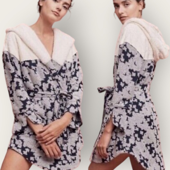 EUC. Lilka {Anthro} Textured Navy Blue & Cream Bathrobe + Pocket | XS · Small - Picture 12 of 15